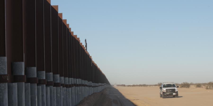 Imagen de la antigua valla que marca la frontera de México con la ciudad de San Luis, en Arizona (horizontal-x3)