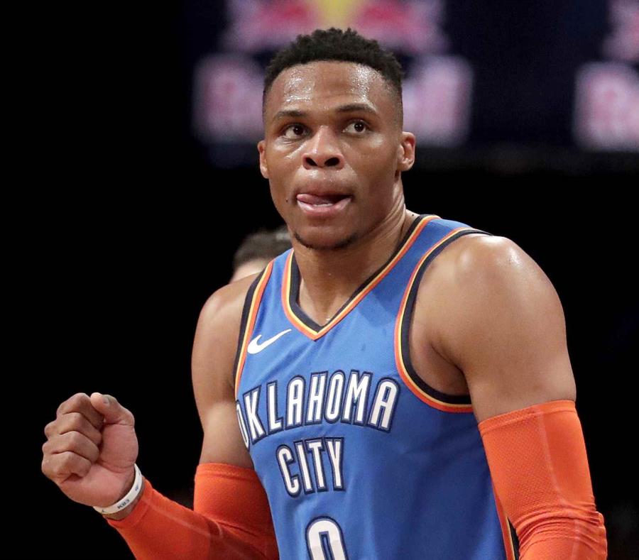 Russell Westbrook reacciona luego de anotar contra los Nets