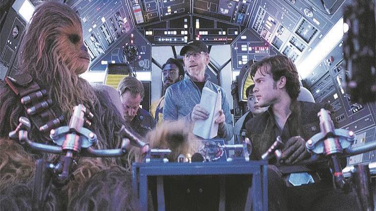El filme cambió de directores por conflictos con los guionistas y los custodios del tono de los filmes “Star Wars”, tras la salida de George Lucas. Arriba, Ron Howard director que concluyó la cinta. (Suministrada) (horizontal-x3)