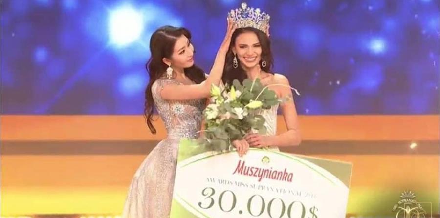 La ganadora boricua durante su coronación. (Suministrada) (horizontal-x3)