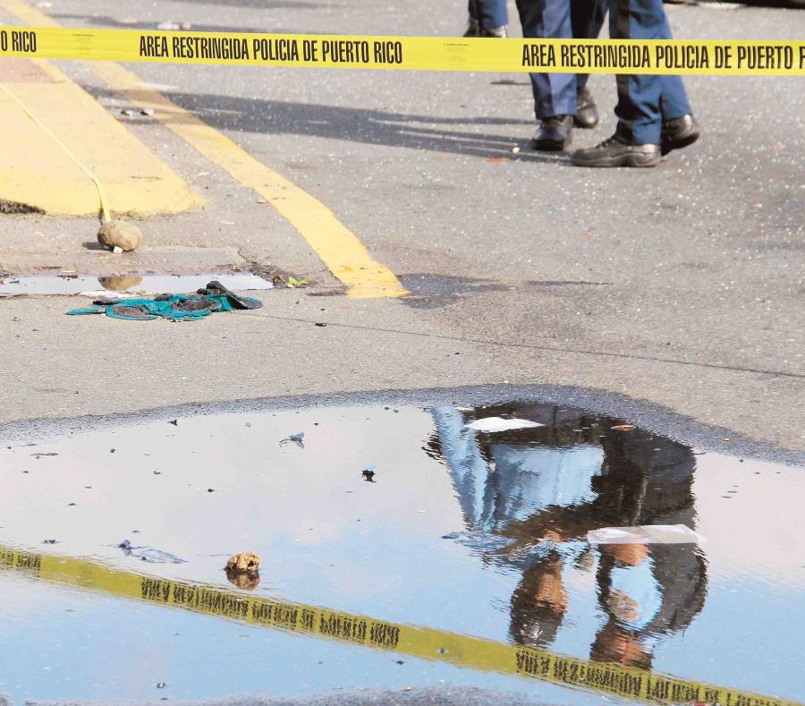 En la foto se puede observar a dos agentes de la Policía de Puerto Rico mientras investigan un accidente. (semisquare-x3)