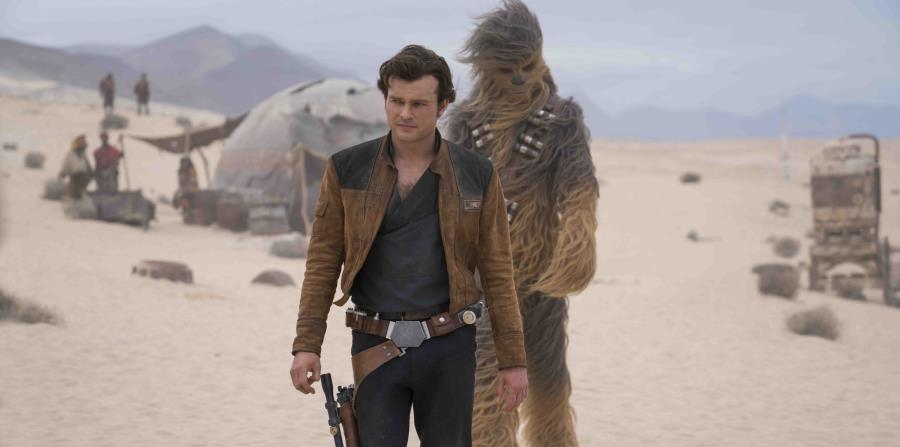 Alden Ehrenreich y Joonas Suotamo en una escena de