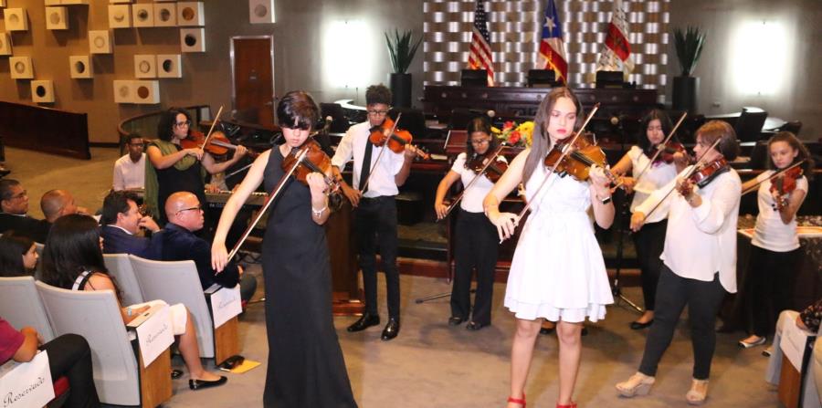 Estudiantes del el programa de Música de la EBAC, realizaron una presentación durante la celebración de la Noche de Logros. (horizontal-x3)