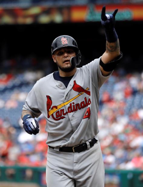 El doradeño Yadier Molina entiende que el nombre del bayamonés Javier Báez debe figurar en la discusión para el galardón de Más Valioso en la Liga Nacional. (AP / Matt Slocum) (vertical-x1)