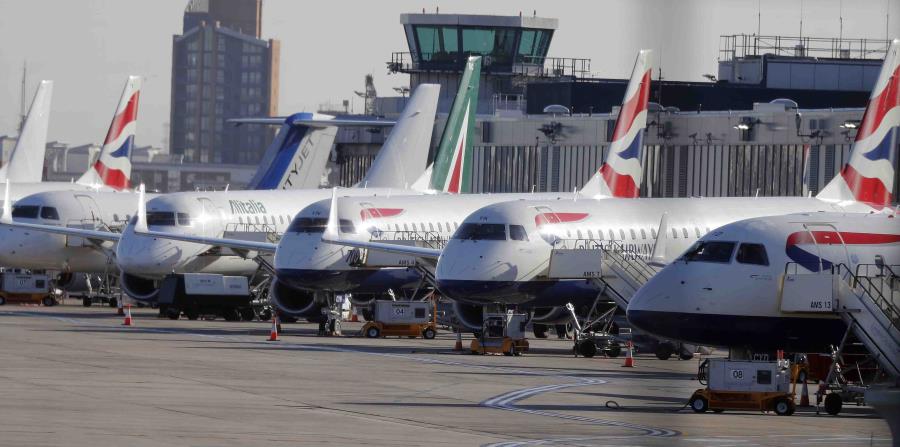 Vista de varios aviones estacionados ante el cierre que enfrentó el London City Airport. (AP) (horizontal-x3)