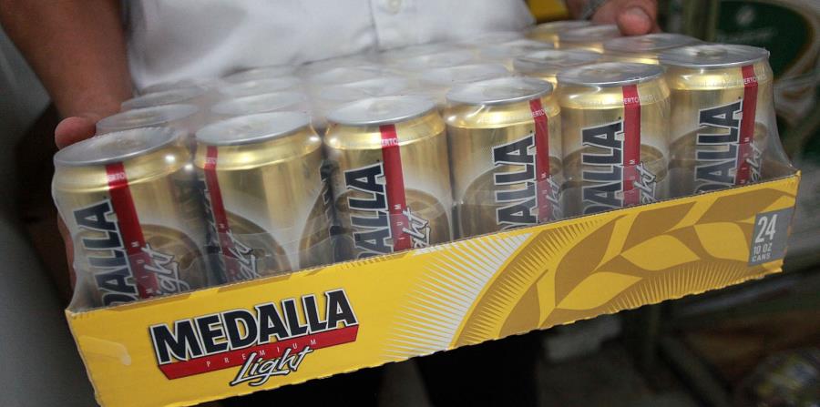 Ya se han vendido miles de caja de la cerveza Medalla en Florida. (GFR Media) (horizontal-x3)