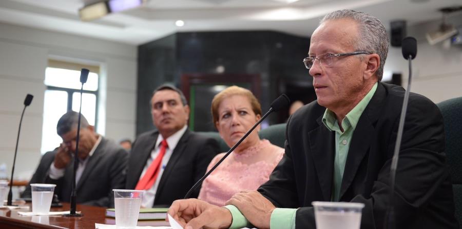 El presidente de la Asociación de Alcaldes, Rolando Ortiz (der.), lideró los trabajos durante la reunión del gremio. (Suministrada) (horizontal-x3)