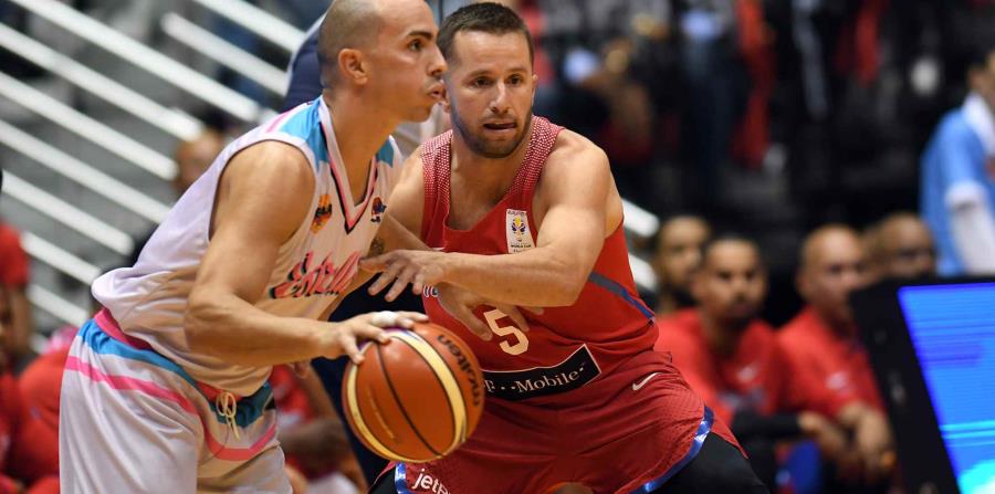 Carlos Arroyo, del equipo de estrellas del BSN y José Juan Barea de la Selección Nacional durante el partido celebrado en el Coliseo Roberto Clemente. (horizontal-x3)