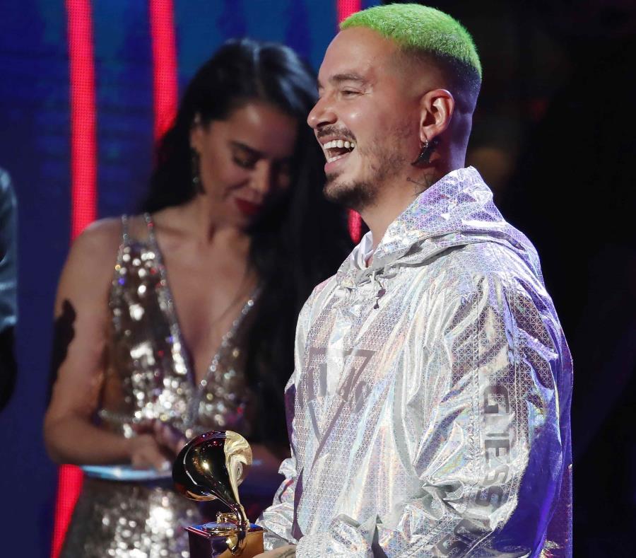 J Balvin gana el Mejor Álbum de Música Urbana en la 19a ceremonia anual de los Premios Grammy Latinos (semisquare-x3)