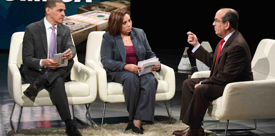 El exgobernador Carlos Otero, de El Vocero, y la reportera de El Nuevo Día Joanisabel Gonzalez durante su entrevista con el exgobernador Anibal Acebedo Vilá.Alejandro García Padilla es uno de los entrevistados del programa especial. (horizontal-x3)
