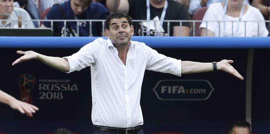 El seleccionador español Fernando Hierro reacciona durante el partido de octavos de final de la Copa del Mundo ante Rusia, el domingo 1 de julio de 2018, en Moscú. (AP) (horizontal-x3)