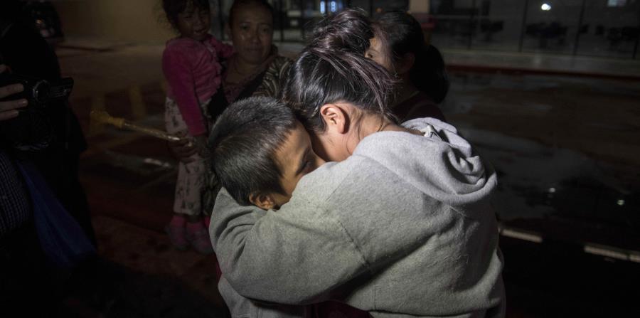 Anthony David Tovar Ortiz, izquierda, es abrazado por una pariente tras llegar al aeropuerto La Aurora en Ciudad de Guatemala. El niño de 8 años permaneció en un albergue para niños migrantes en Houston después de que su madre Elsa Ortiz Enríquez fue depo (horizontal-x3)