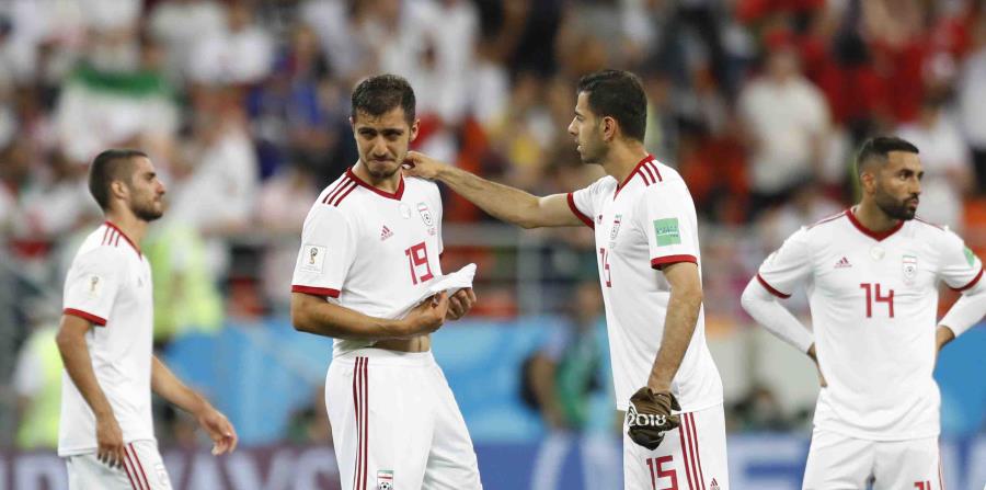 Un jugador iraní llora luego de que el equipo quedara descalificado del Mundial de Futbol. (AP) (horizontal-x3)