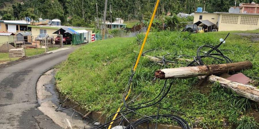 Parte de los destrozos que ocasionó el huracán al tendido eléctrico en la comunidad La Grama, en Ciales. (horizontal-x3)
