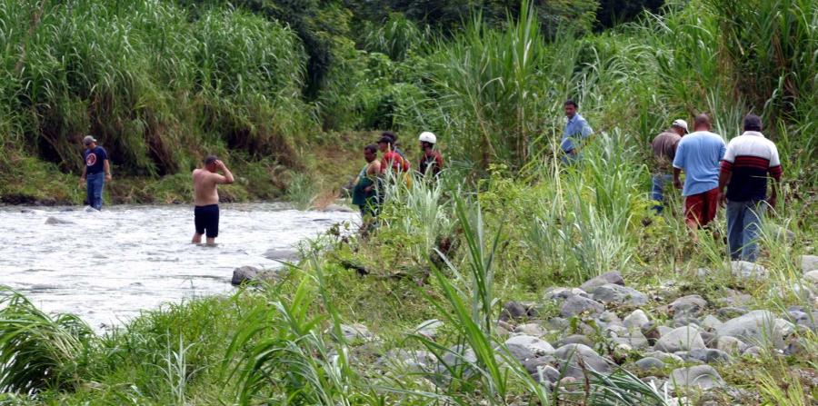 Un grupo de personas realiza una búsqueda en el área de Toro Negro. (GFR Media) (horizontal-x3)