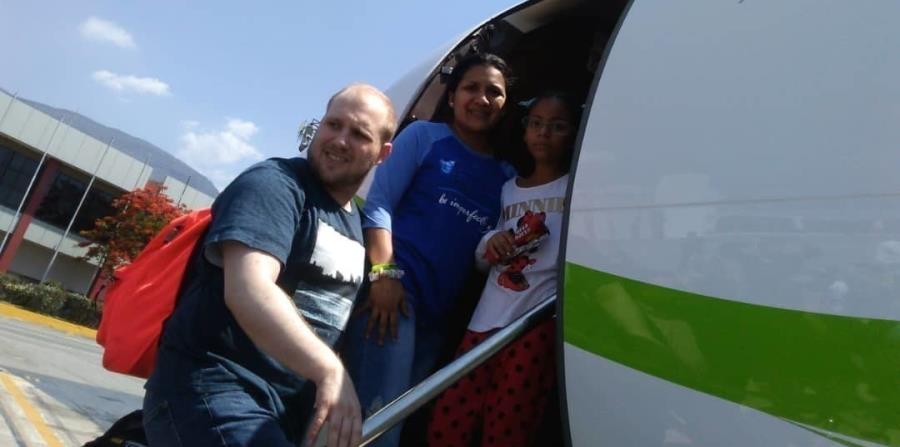 En esta imagen provista por la familia Holt, Joshua Holt, su esposa Thamara y la hija de ésta, Marian Leal, abordan un avión en el aeropuerto de Caracas (horizontal-x3)