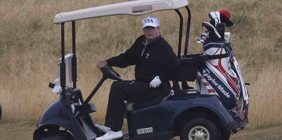 El presidente grabó la entrevista en su campo de golf Turnberry en Escocia el sábado, un día antes de partir para Helsinki para la cumbre. (AP) (horizontal-x3)