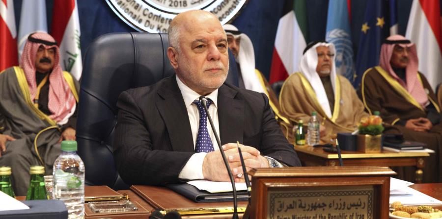 El primer ministro de Irak, Haider al-Abadi, se prepara antes del inicio de una cumbre de donantes en el Palacio Bayan de Kuwait (horizontal-x3)