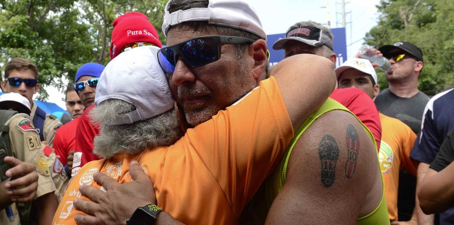 El comediante abraza a una de sus miles de admiradoras. (horizontal-x3)
