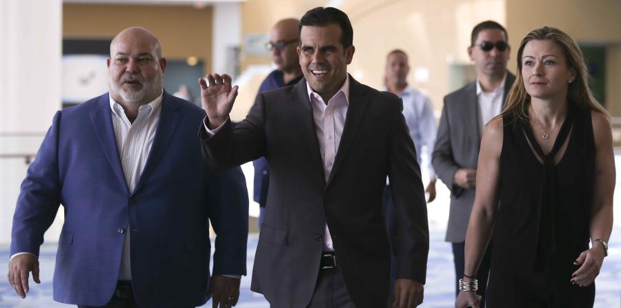 Johnny Méndez, Ricardo Rosselló y Julia Keleher estuvieron juntos durante el anuncio. (horizontal-x3)
