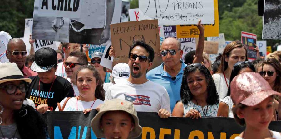 Lin-Manuel Miranda (al centro) junto a los manifestantes. (horizontal-x3)