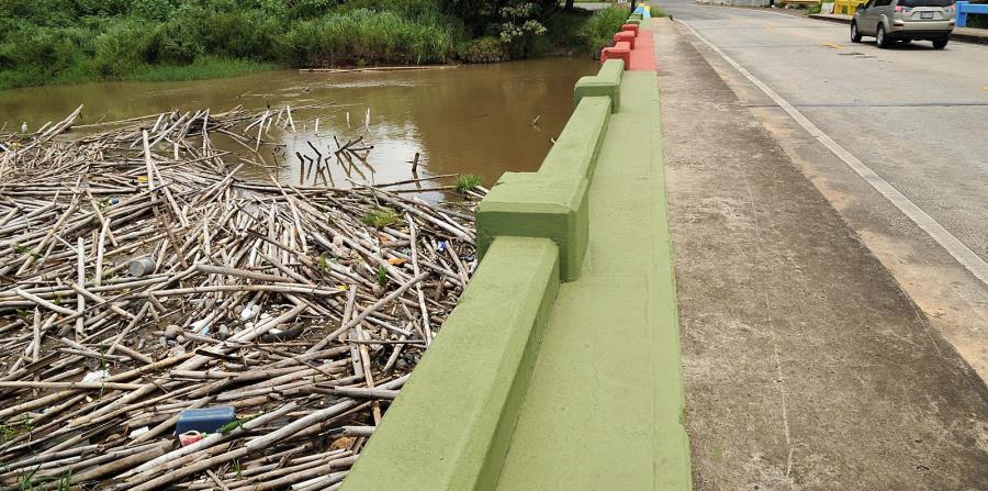 Los escombros pueden comprometer la estabilidad de algunas estructuras, como los puentes. (horizontal-x3)