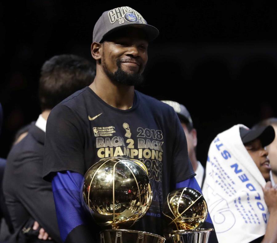 Kevin Durant carga con los trofeos de campeonato de la NBA y del JMV de la final. (AP) (semisquare-x3)