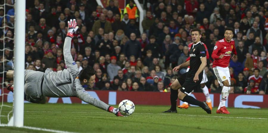 El portero del Sevilla Sergio Rico detiene el balón durante el partido. (AP) (horizontal-x3)