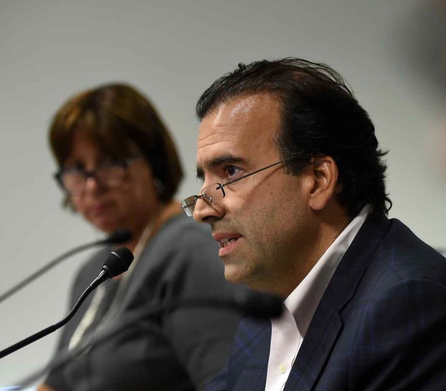 El presidente de la Junta, José Carrión, y al fondo, la directora ejecutiva del ente fiscal, Natalie Jaresko. (GFR Media) (semisquare-x3)