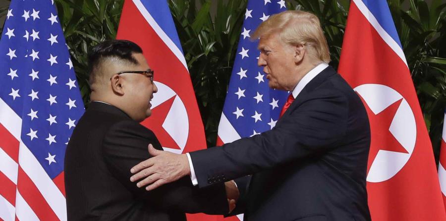 El presidente de los Estados Unidos, Donald Trump, y el presidente de Corea del Norte, Kim Jong-Un, se dan las manos durante su primer encuentro en Singapur. (AP) (horizontal-x3)