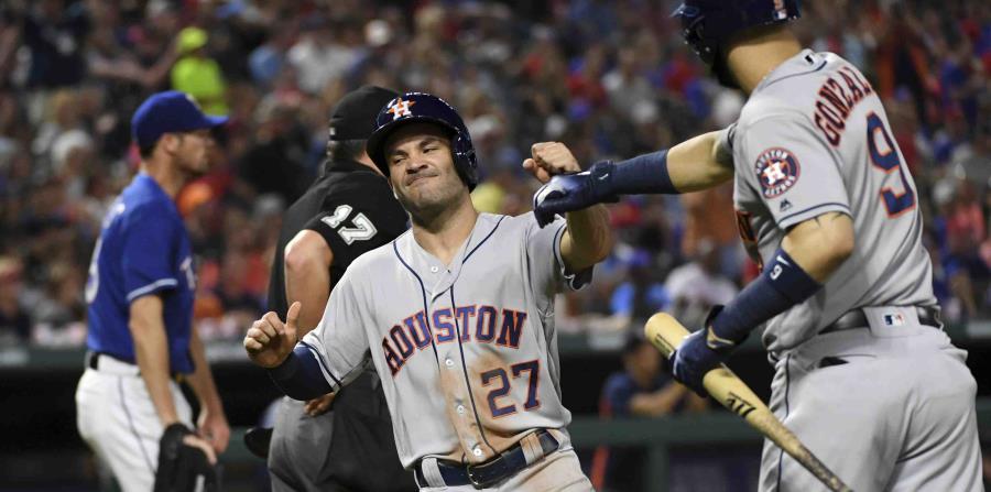 José Altuve es felicitado por su compañero Marwin González durante un partido en Texas. (horizontal-x3)
