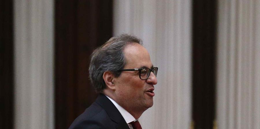El presidente de Cataluña, Quim Torra, arriba al Parlamento en Barcelona. (AP) (horizontal-x3)