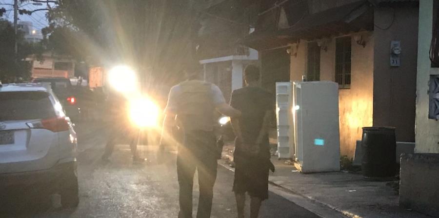 Uno de los arrestados en la barriada Figueroa, en Santurce. (Suministrada) (horizontal-x3)