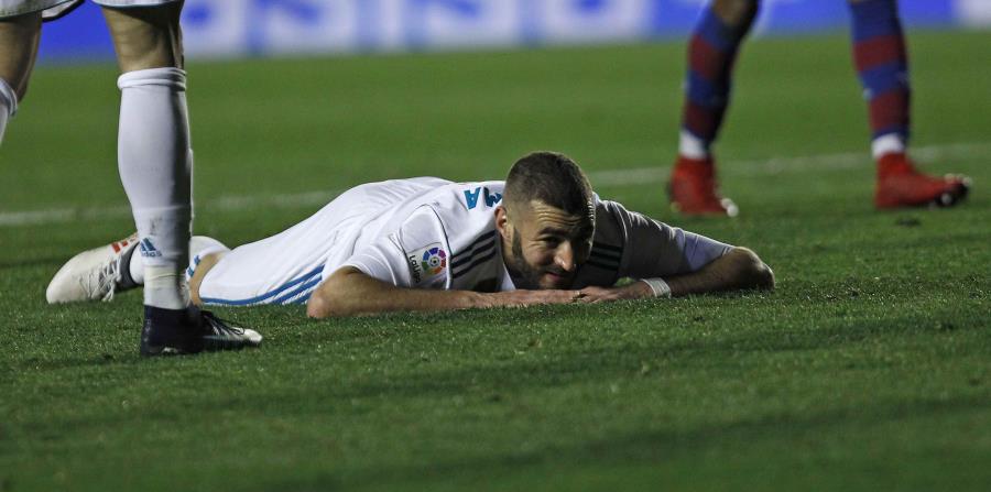 El jugador de Real Madrid, Karim Benzema, reacciona tras fallar una ocasión de gol en un partido contra Levante por la liga española. (AP) (horizontal-x3)