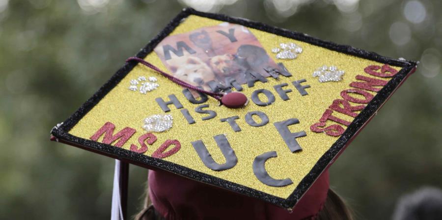 La estudiante Shannon Recor es captada mientras abandonaba la graduación. (AP) (horizontal-x3)