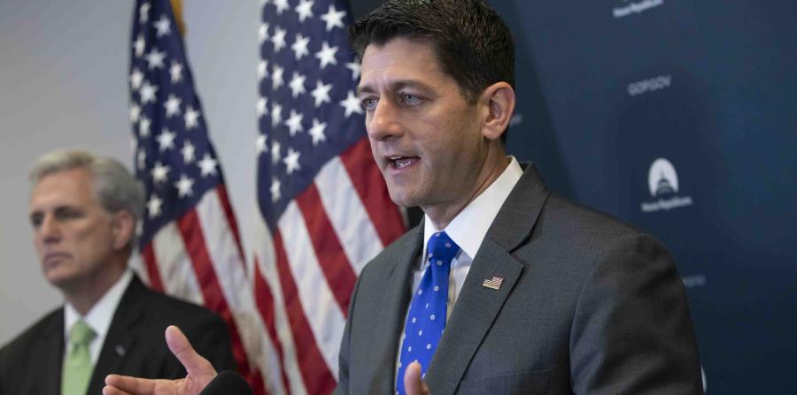 El titular de la Cámara de Represdentantes, Paul Ryan, hablando con reporteros en el Capitolio en Washington. (horizontal-x3)