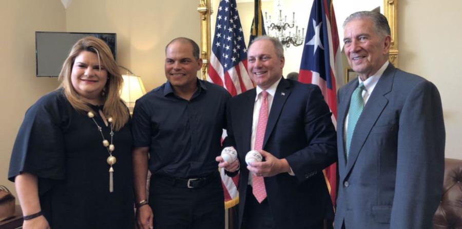 Jenniffer González, Iván Rodríguez y el exgobernador Pedro Rosselló posan junto al