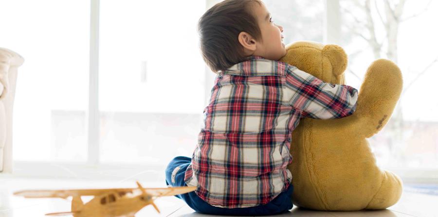 Niño jugando (horizontal-x3)