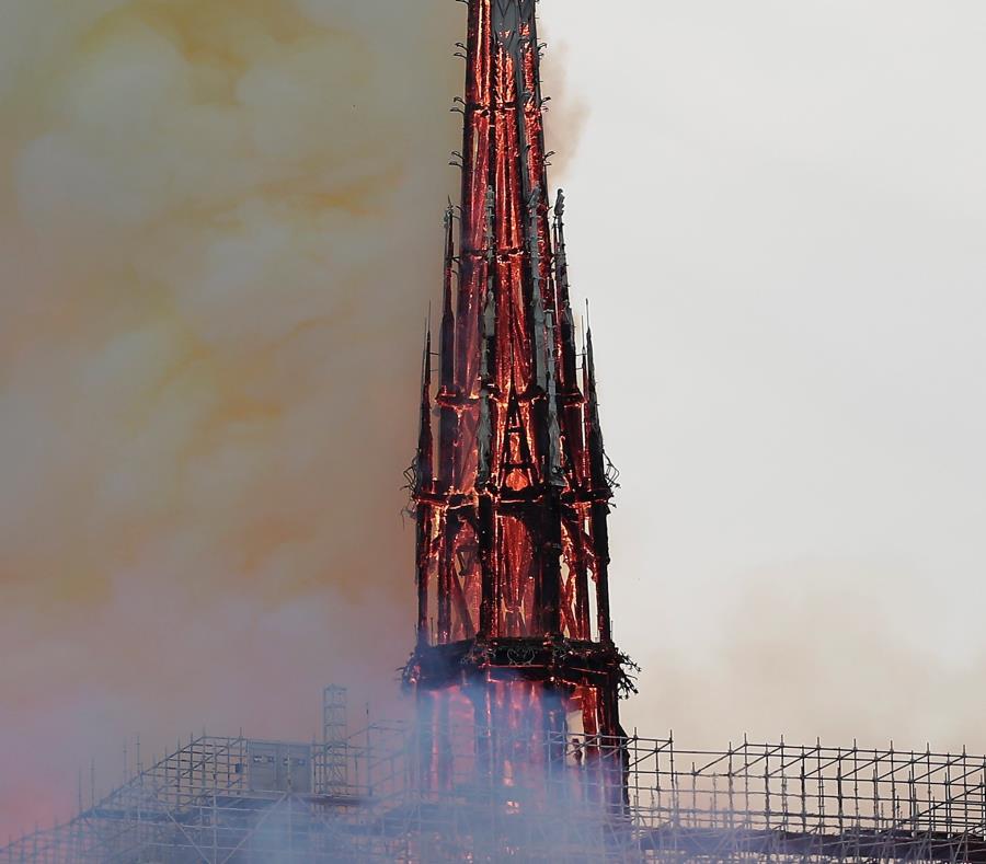 Francia lanzará un concurso de arquitectos para la reconstrucción de la aguja de Notre Dame El