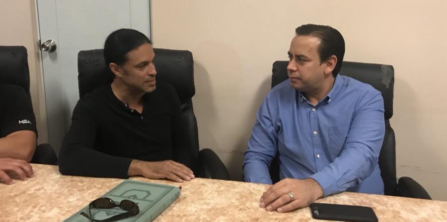 El secretario de la Gobernación, William Villafañe (der.) conversa con el alcalde de Adjuntas, Jaime Barlucea. (Twitter.com / William Villafañe) (horizontal-x3)