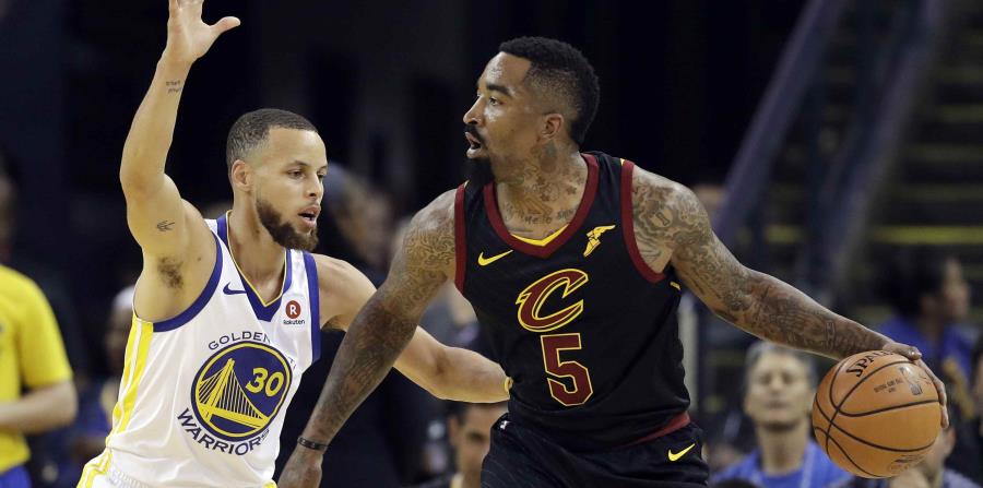 JR Smith maneja el balón contra Stephen Curry durante la acción del primer partido de la final de la NBA. (AP) (horizontal-x3)