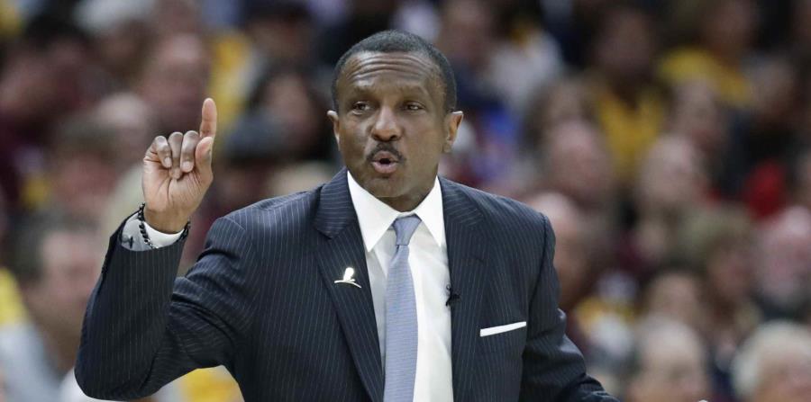 En esta imagen del 7 de mayo de 2018, Dwane Casey, coach de los Raptors de Toronto, habla durante el cuarto juego de la serie de playoffs de segunda ronda ante los Cavaliers de Cleveland. (AP) (horizontal-x3)