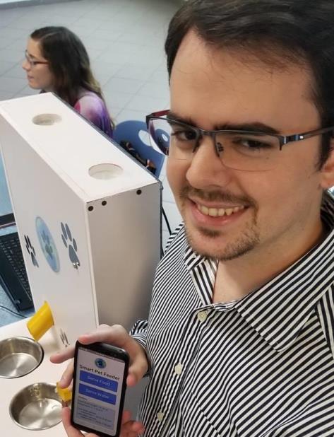 Durante la actividad, estudiantes de Ciencias de Computación del recinto discutieron la aplicación del CESCO. (Suministrada) (vertical-x1)
