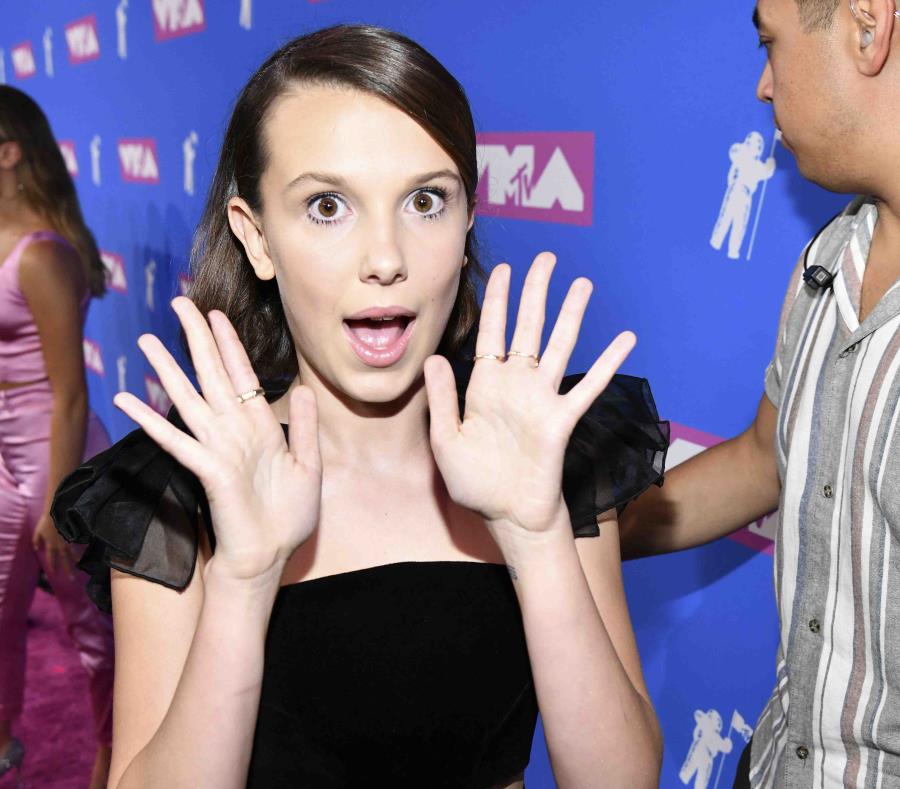 Millie Bobby Brown llega a la ceremonia de los Premios MTV a los Videos Musicales en el Nueva York el lunes 20 de agosto del 2018. (AP) (semisquare-x3)
