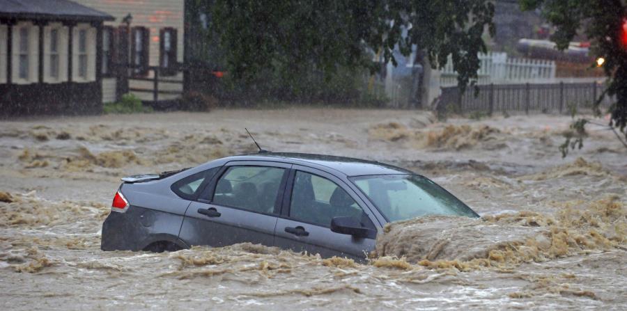Un automóvil estacionado se inundó en un lugar cerca de Main Street y Ellicott Mills Road cuando una fuerte tormenta provocó inundaciones repentinas en Ellicott City, Maryland. (Kenneth K. Lam / The Baltimore Sun / AP) (horizontal-x3)