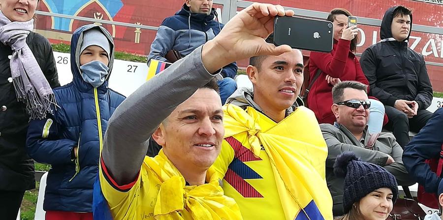 En esta fotografía del 14 de junio de 2018, el colombiano Daniel Quiroga toma una foto en Kazán, Rusia, adonde llegó en bicicleta desde Portugal para ver el partido de la selección de su país en el Mundial. (AP) (horizontal-x3)