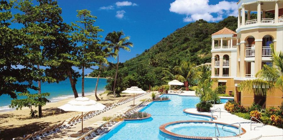 El hotel tiene una piscina