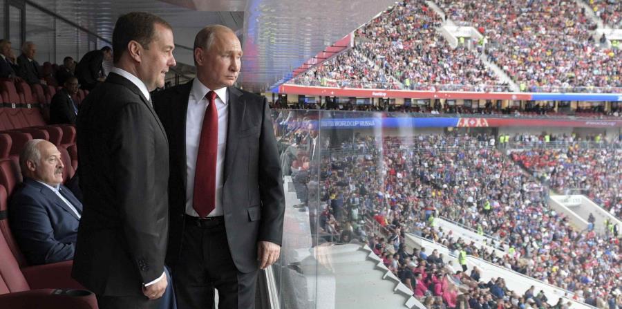 El presidente de Rusia Vladimir Putin, a la derecha, y el primer ministro ruso Dmitry Medvedev, ven el campo durante el duelo entre Rusia y Arabia Saudí que dio inicio al Mundial de fútbol 2018 en el estadio Luzhinski en Moscú, Rusia (horizontal-x3)