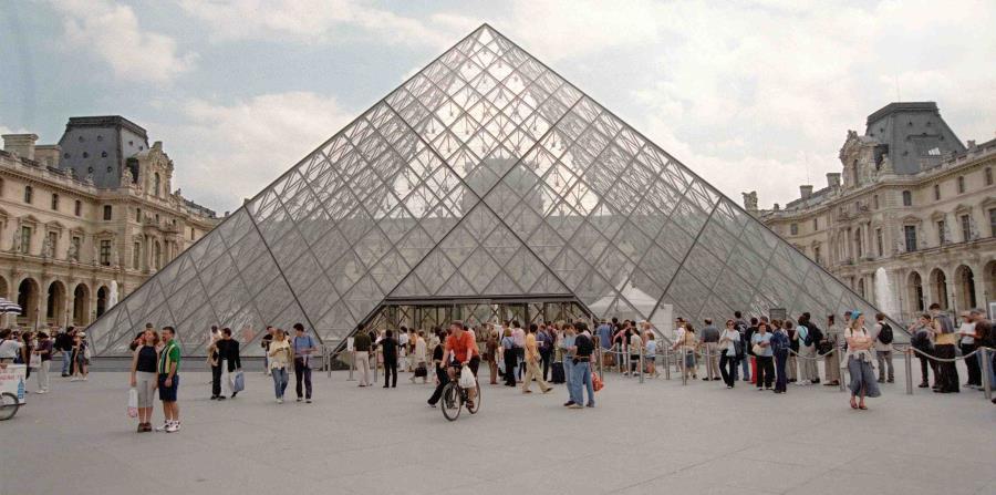 El Museo del Louvre exhibe arte robado por nazis (horizontal-x3)