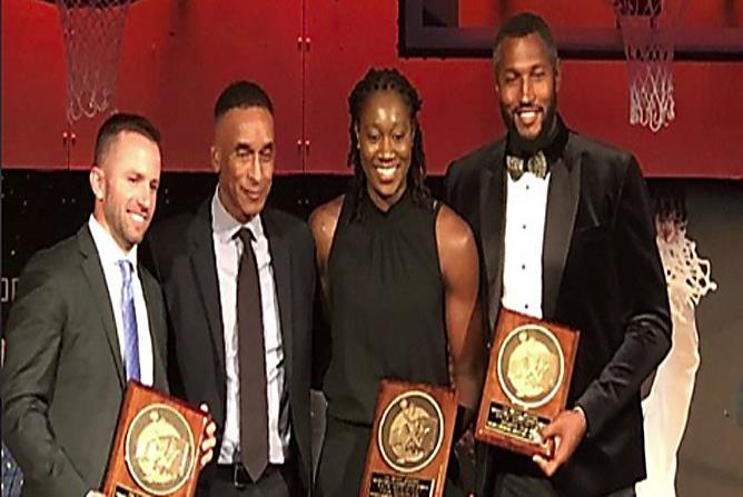 José Juan Barea, a la izquierda, fue reconocido junto a Tina Charles y Boris Diaw, a la derecha, en una actividad celebrada el jueves. (Instagram/ JJ Barea) (horizontal-x3)